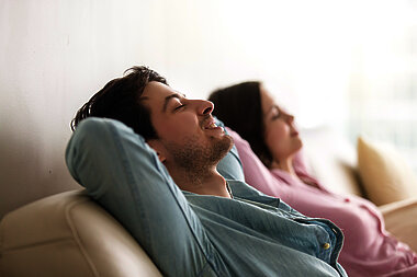 Paar entspannt auf der Couch