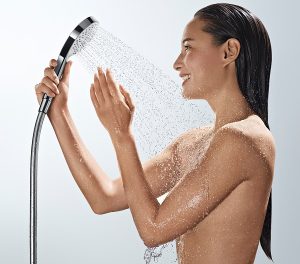 Ausgiebig Duschen macht Spaß. Dabei bleibt der Wasserverbrauch bei Markenprodukten überschaubar. Foto: Hansgrohe