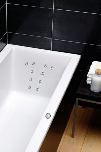 Statt der Badewanne bietet ein Whirlpool wesentlich mehr Entspannungsmöglichkeiten bei gleichem Platzbedarf. Foto: Repabad
